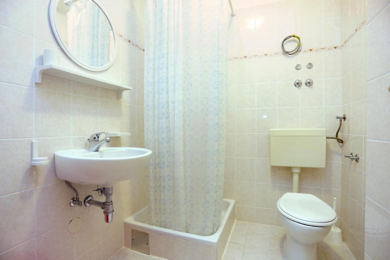 Family Friendly Seaside Apartments Razanj, Rogoznica - 10373 Экстерьер фото