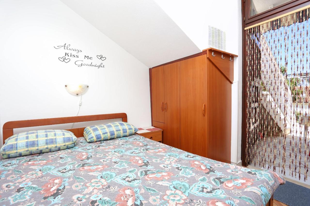 Family Friendly Seaside Apartments Razanj, Rogoznica - 10373 Экстерьер фото